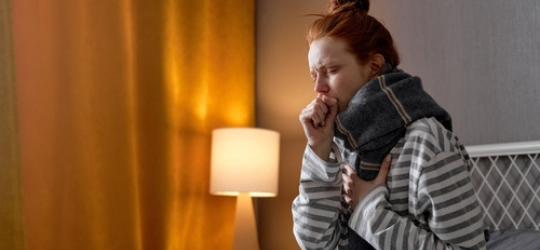 女士半夜不停咳