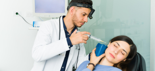 醫生幫女士清潔耳朵