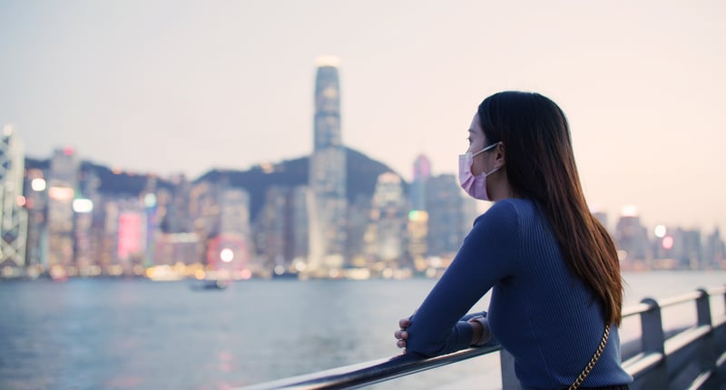 疫症期間女生眺望維港景色