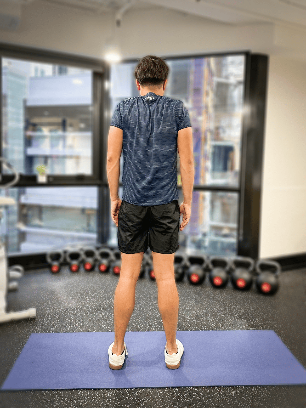 在家工作出現駝背的男士