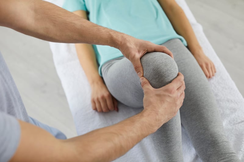 Knee Specialist Helping a patient with Knee Pain