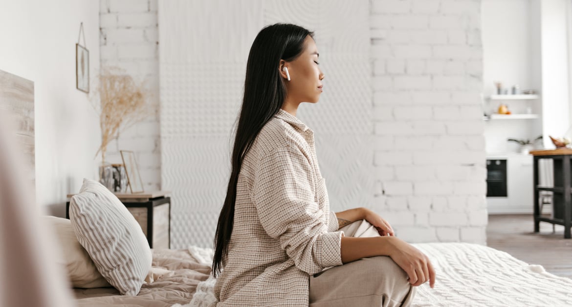 女生在家中冥想