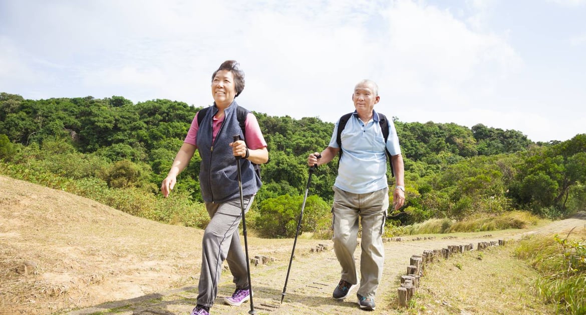 亞洲老人家在郊外健步