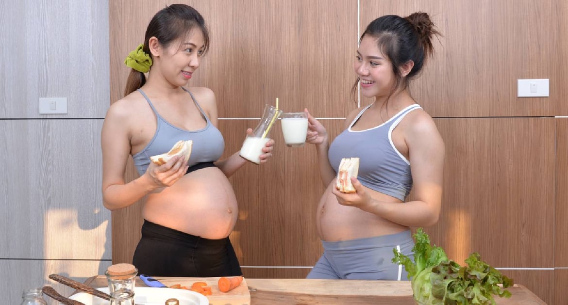 兩名年輕孕婦一起吃午餐