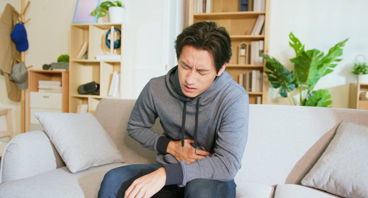 年輕男生感到胃部不適