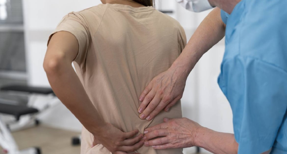醫生為病人評估腰背痛程度