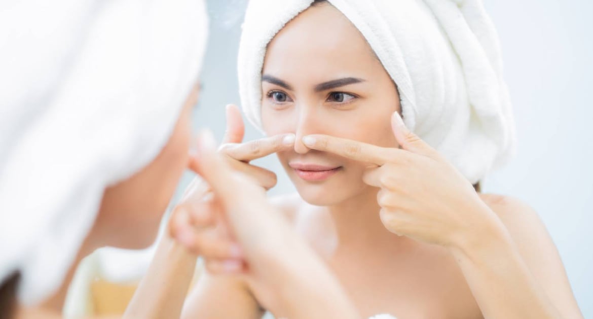 女生在洗澡後擠黑頭