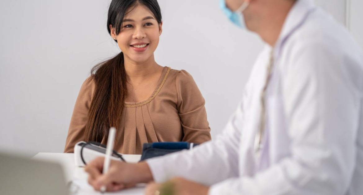 女士檢查身體並和醫生交談