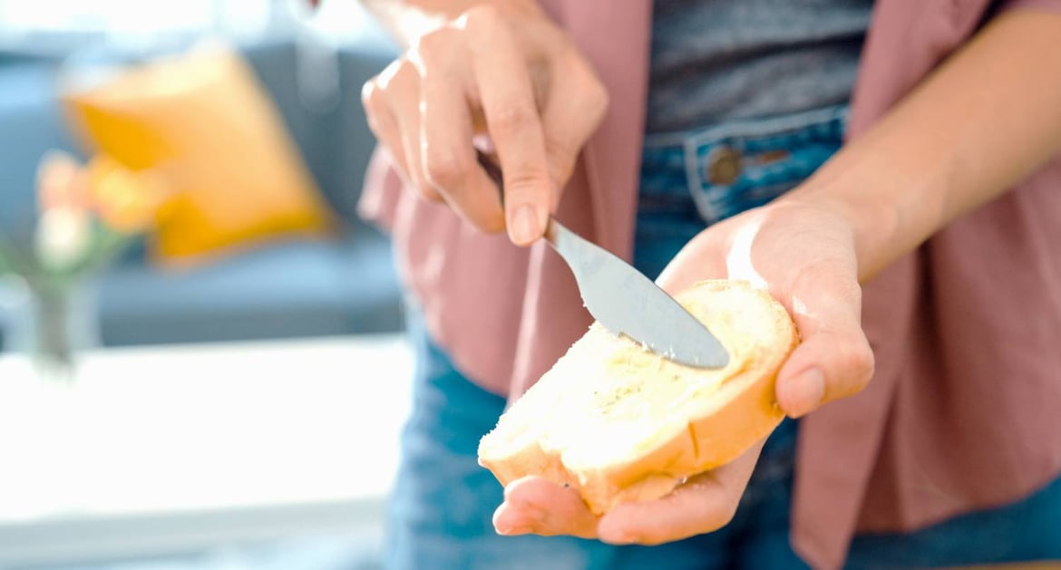 在麵包上塗牛油