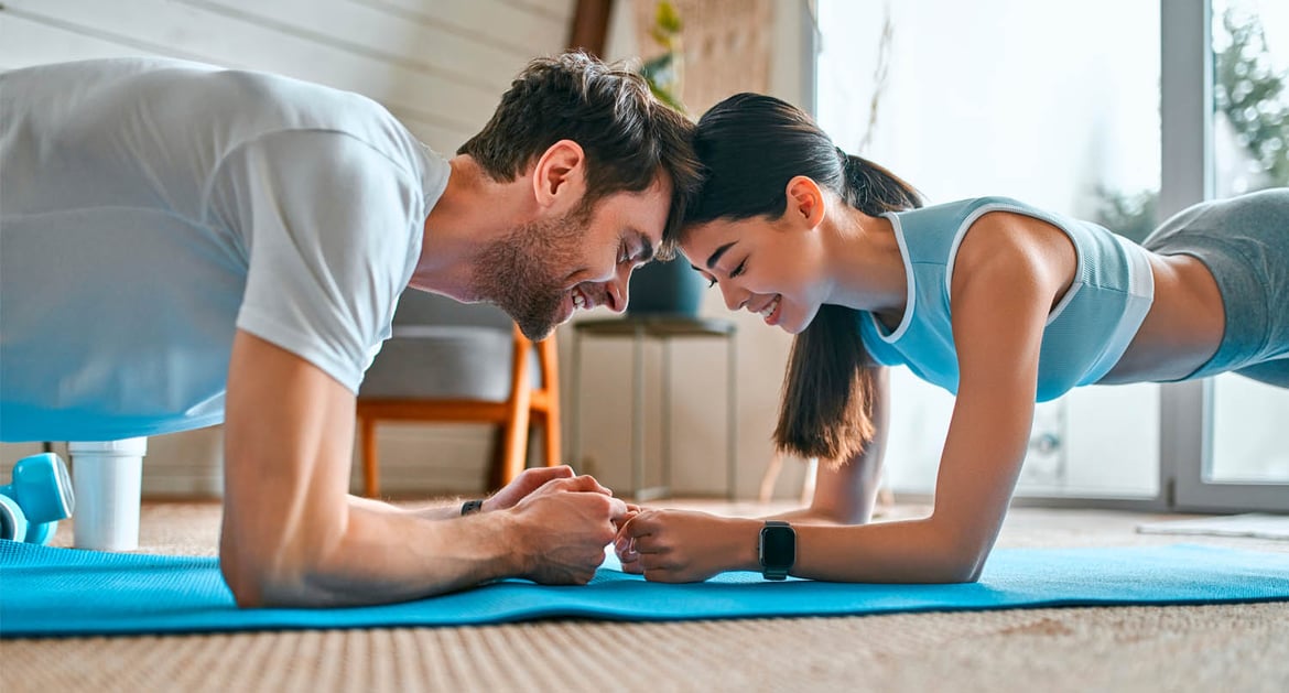 在家做平板運動的情侶