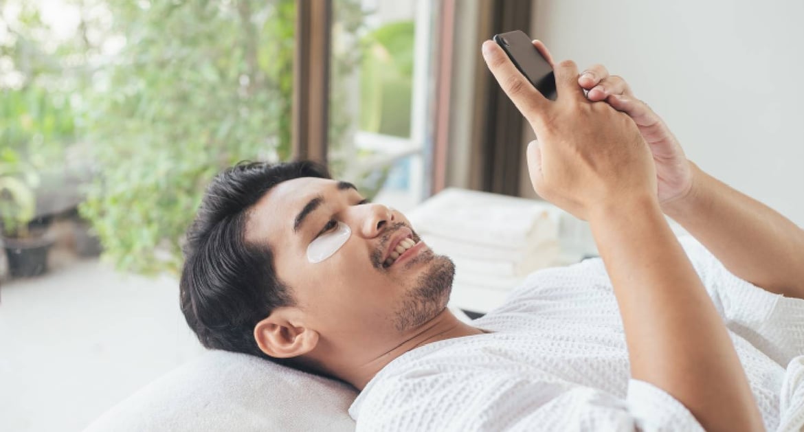 年輕男士在家中敷眼膜