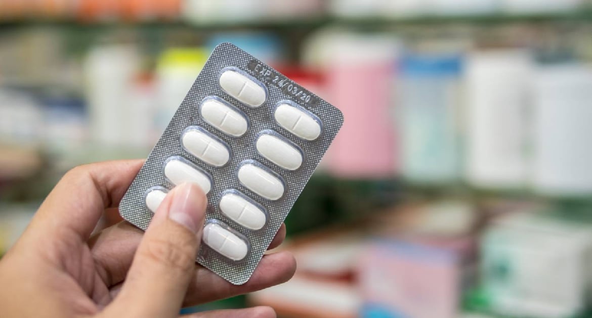 藥房中拿著成藥