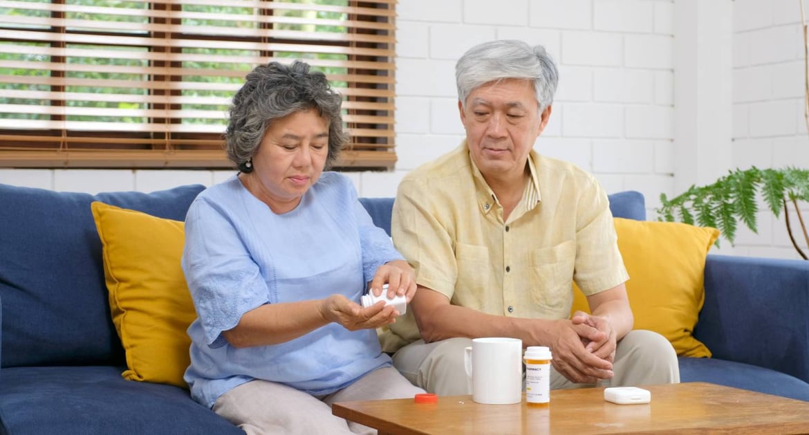 長者夫婦在家中服用維他命C補充劑
