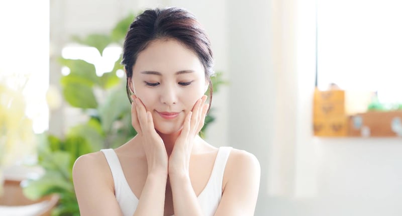 年輕女性按摩面部