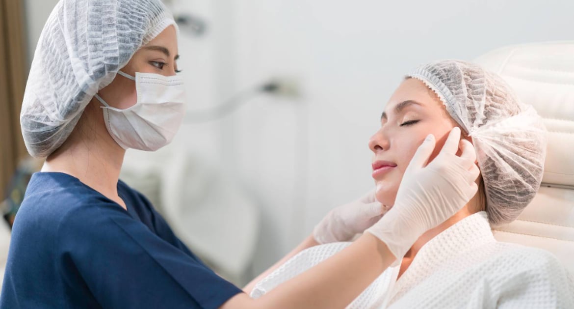 美容專科醫生為客人檢查面部