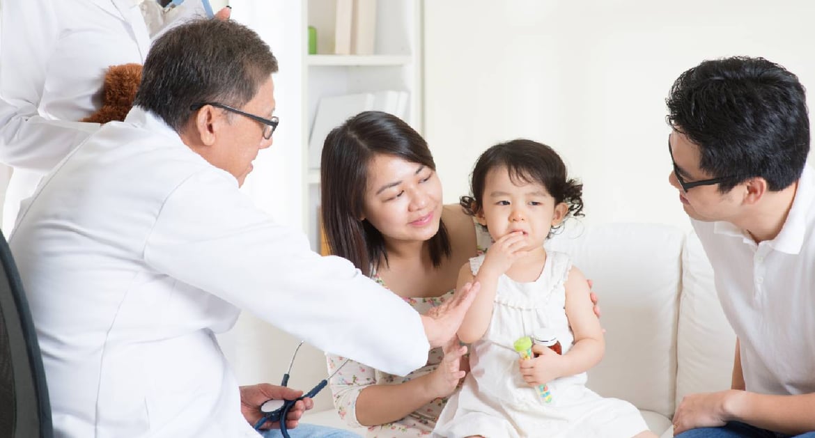 家庭醫生和一家三口互動