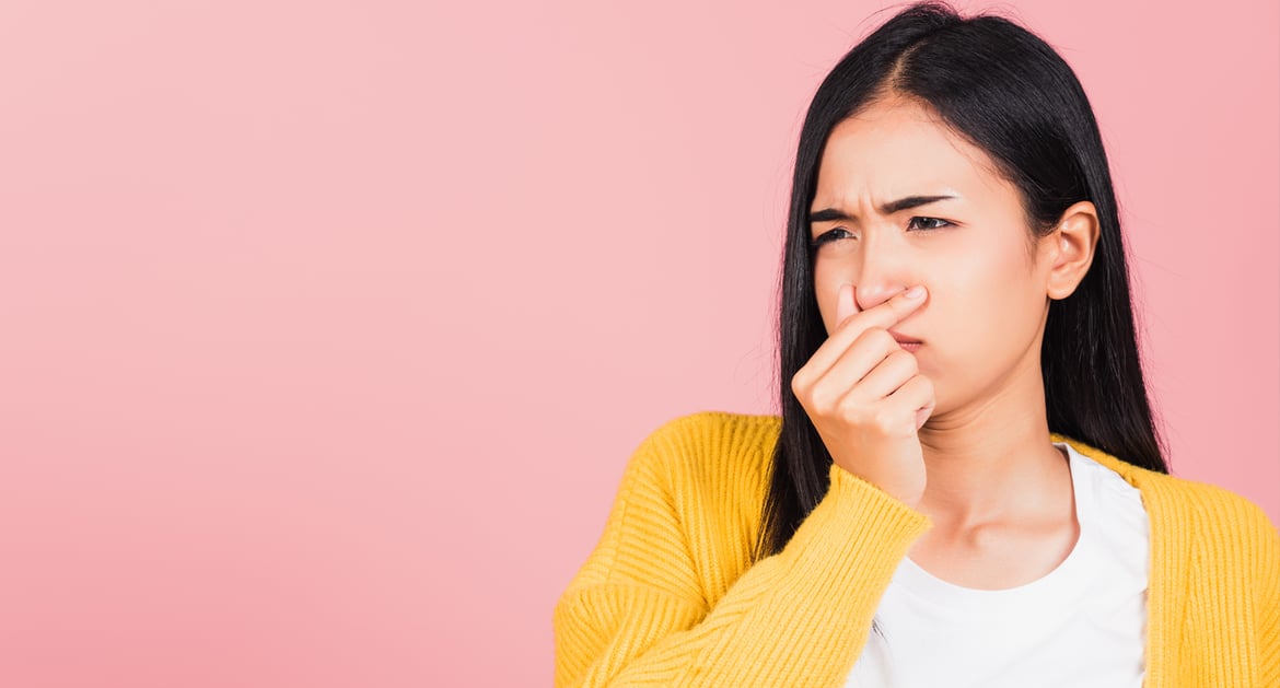 聞到惡臭而擰鼻的年輕女性