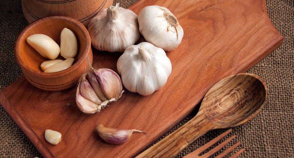 木砧板上的大蒜和餐具