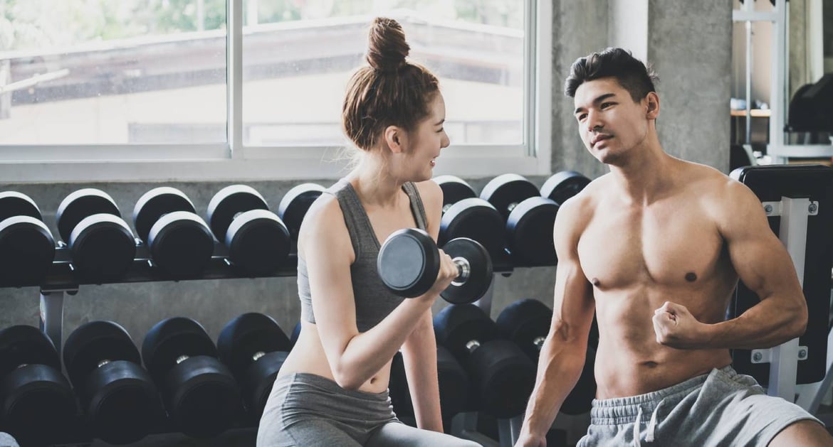情侶在健身室做運動