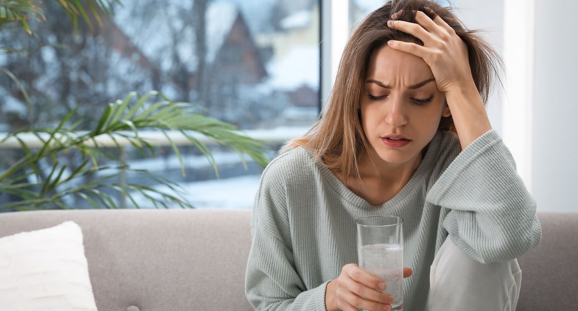 女子宿醉後喝藥水解酒