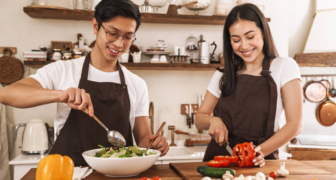 情侶在家中自製晚餐