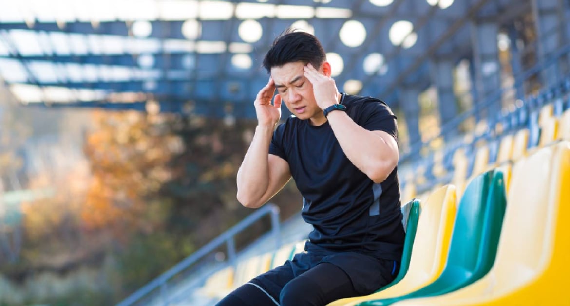 男子在運動場上感頭痛