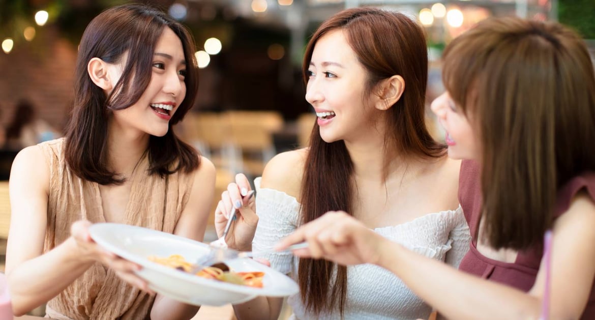 年輕女生與朋友一起吃午餐