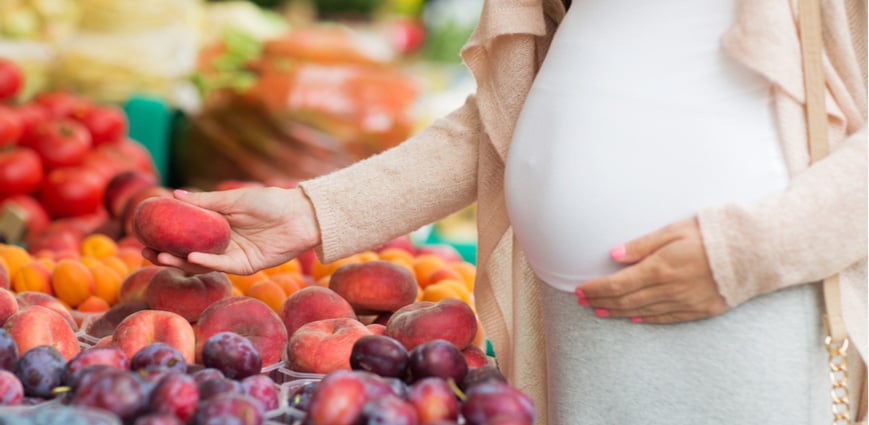pregnant-women-shopping-for-food