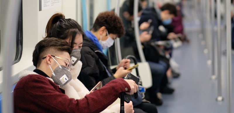 乘地鐵期間乘客戴口罩防疫