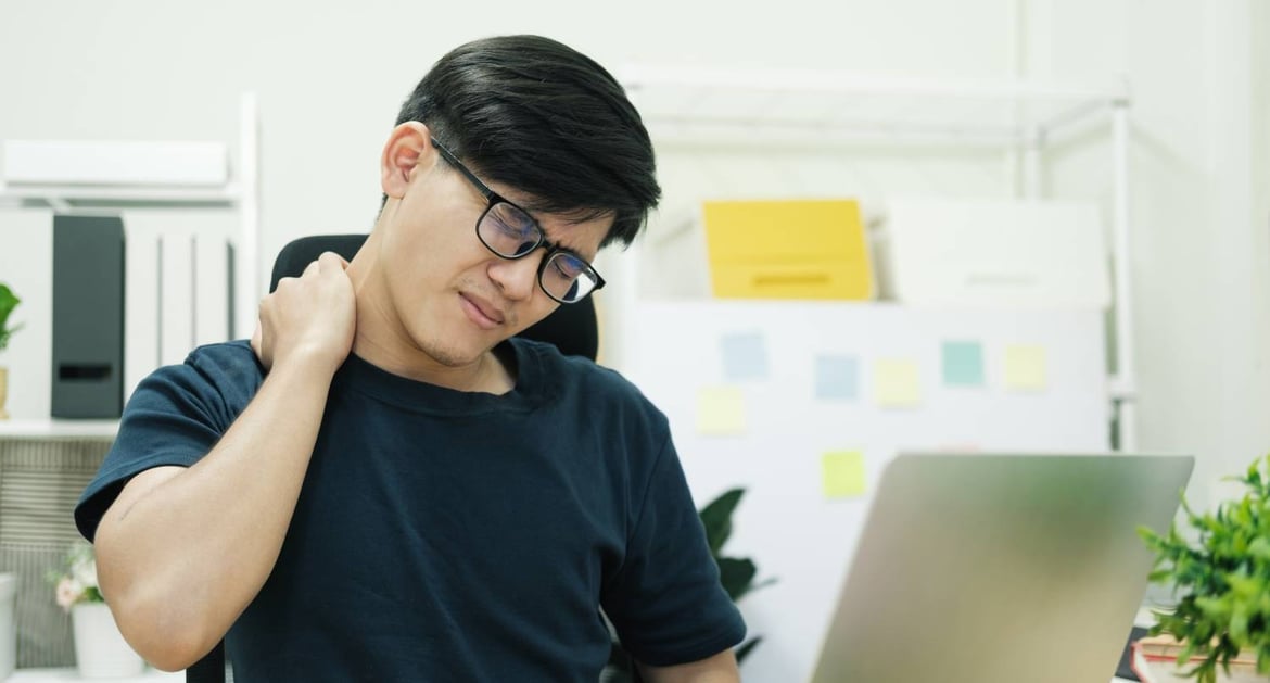 患炎症導致肩頸痛的年輕男子