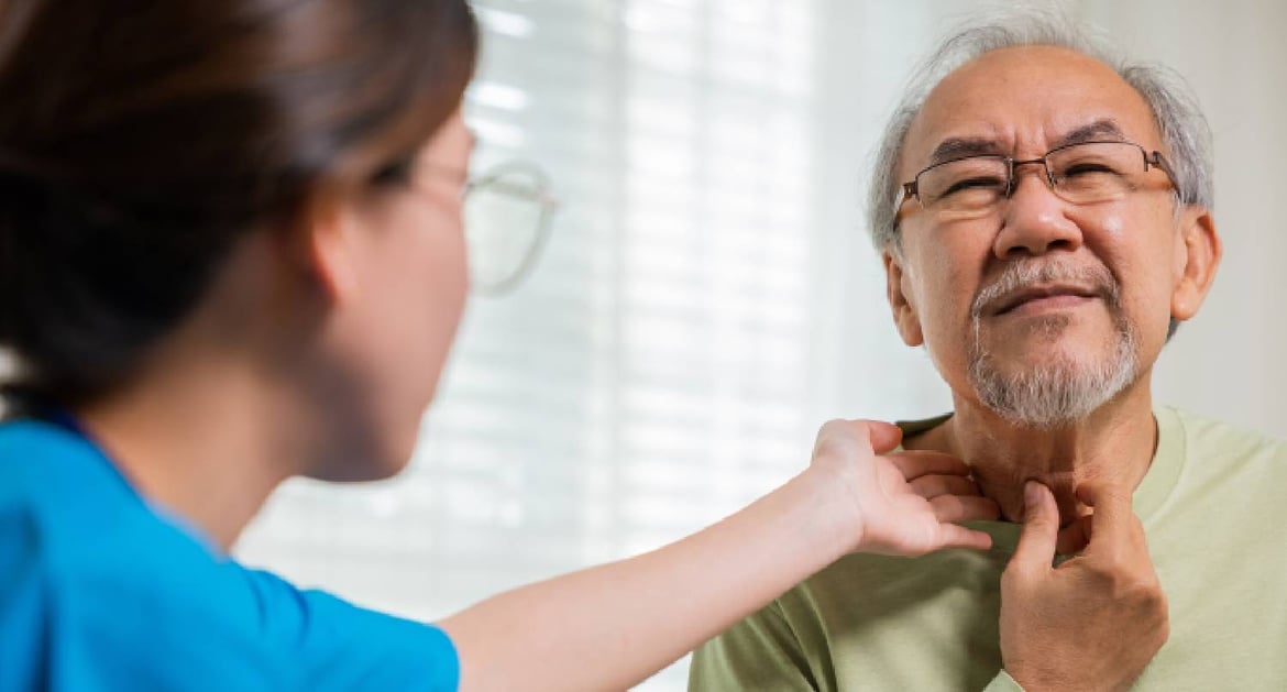 醫護人員為病人檢查頸部淋巴