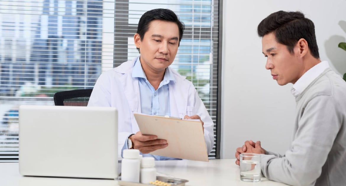 進行身體檢查的男子