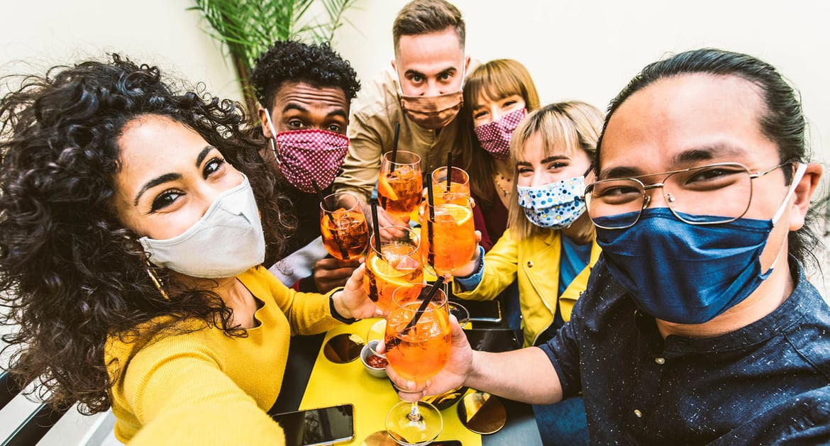 朋友之間在聚會佩戴口罩合照