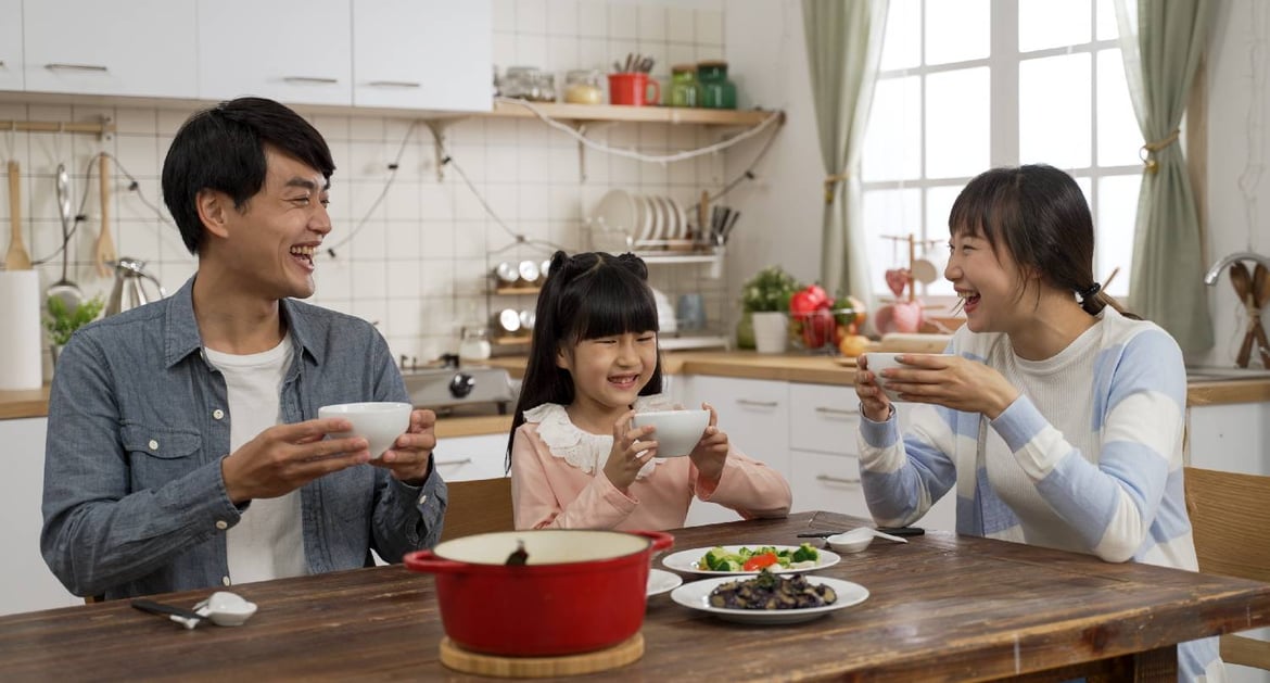 一家三口享受一起吃午餐