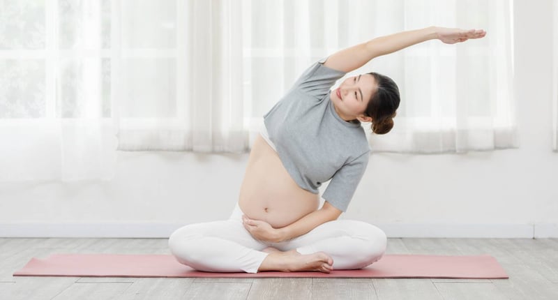 孕婦在家中做伸展運動