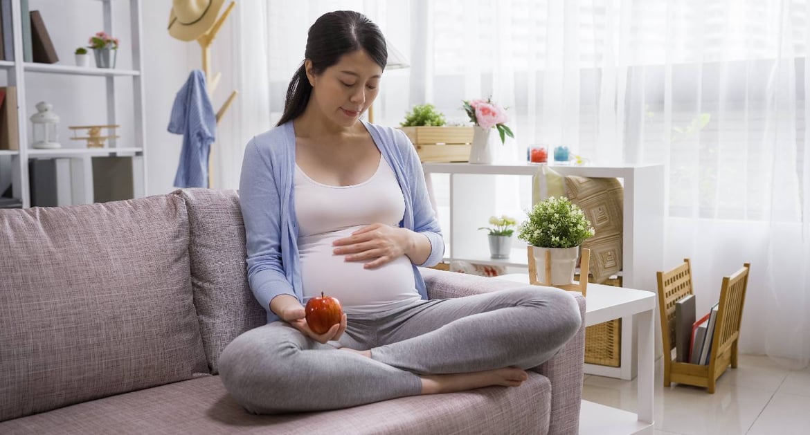 孕婦在家中休息