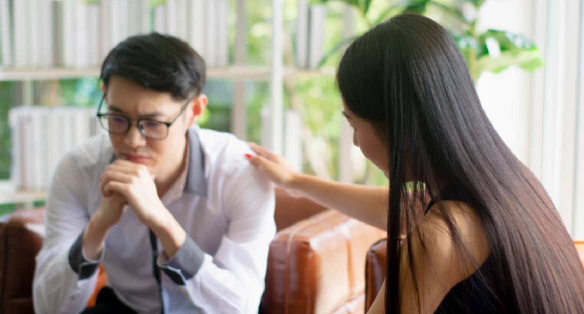 年輕女士安慰經歷情緒低潮的男士