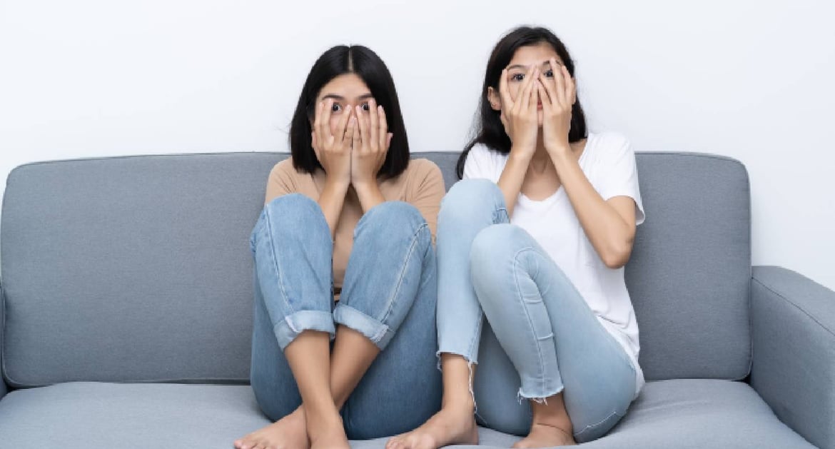 感到害怕的年輕女子