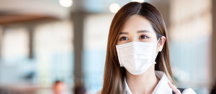 佩戴口罩的年輕女性