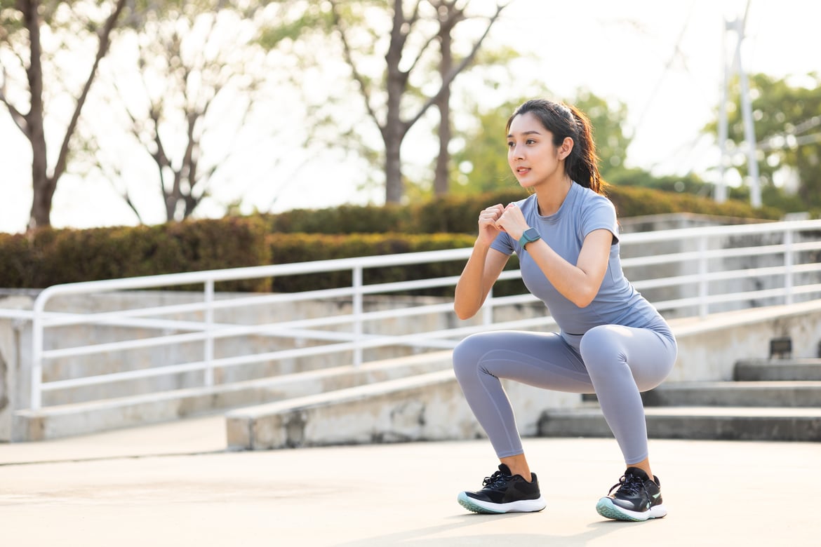 女士做深蹲