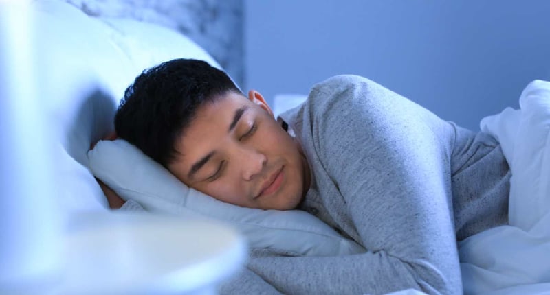 熟睡中的男子