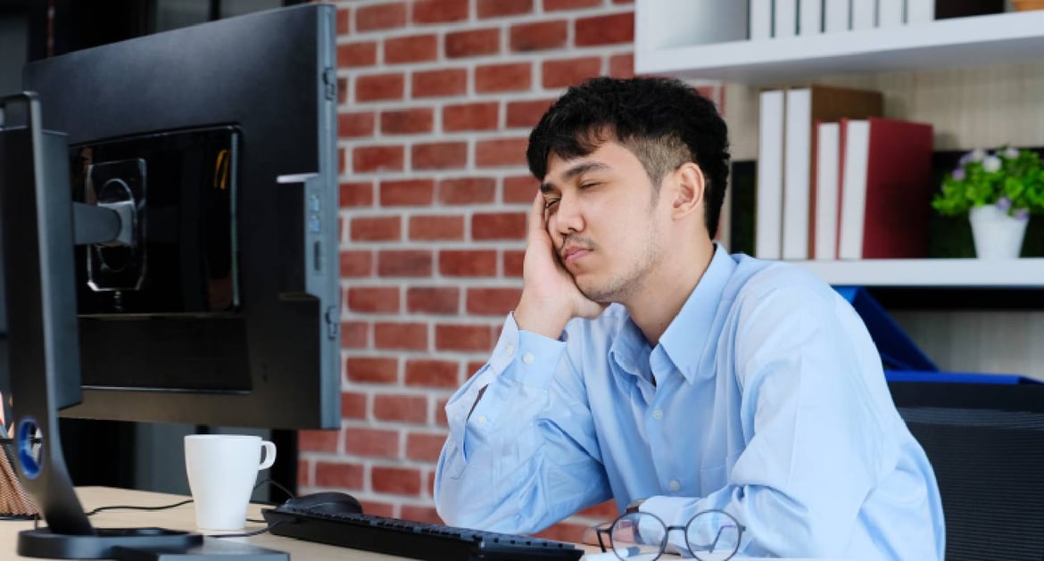 上班時感到疲累的年輕男士