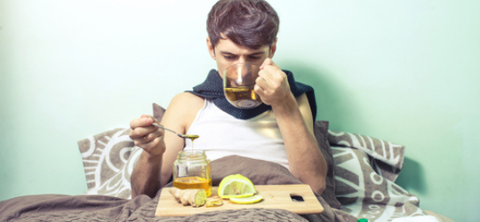 失聲男士喝檸檬蜂蜜水