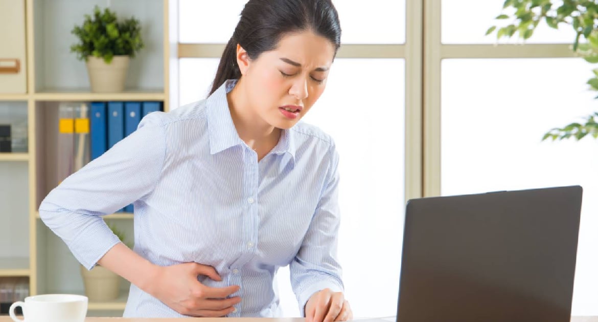 感到胃痛的女子