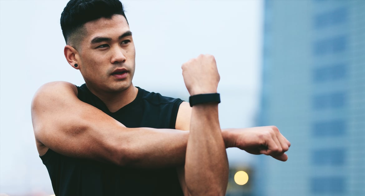 年輕男性伸展手臂