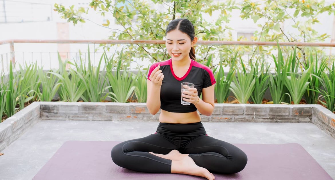 年輕女生在運動後服用營養補充劑