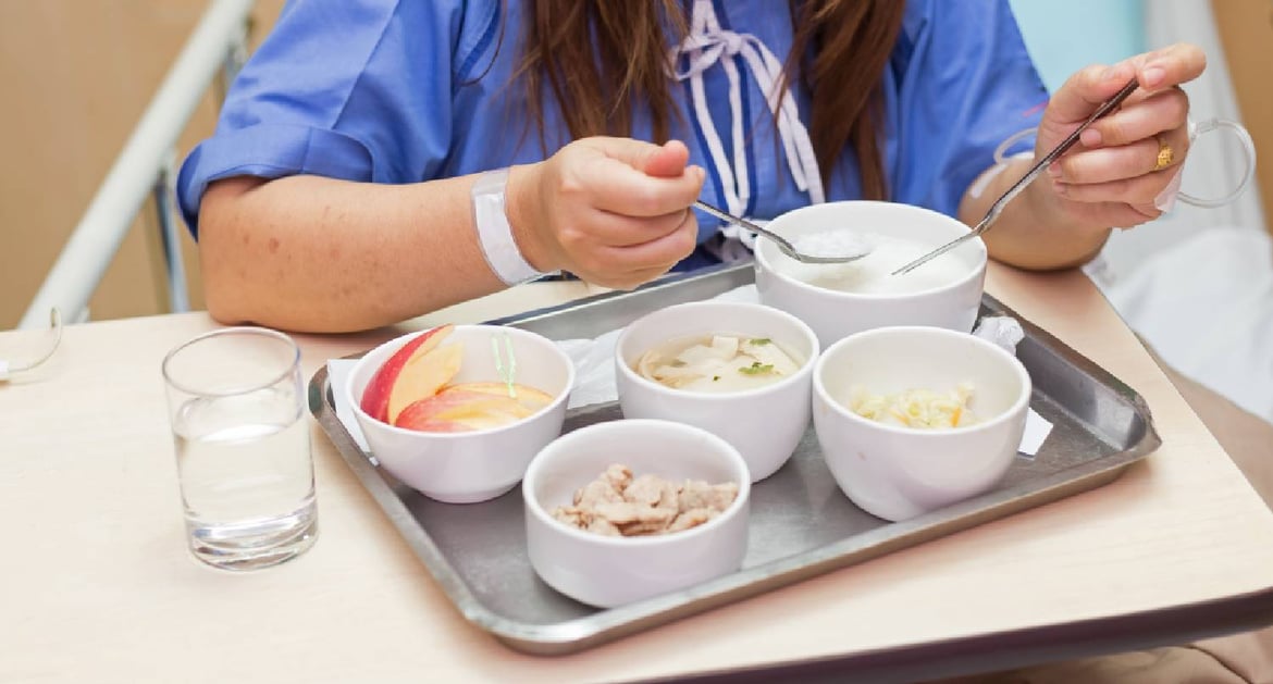 進行手術後病人在床上用膳