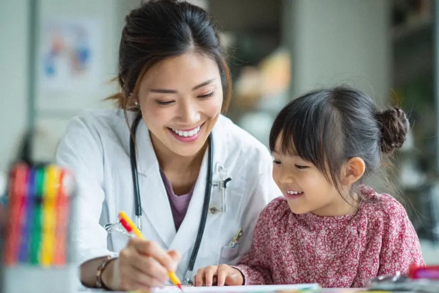 img-autism-doctor-with-asian-child