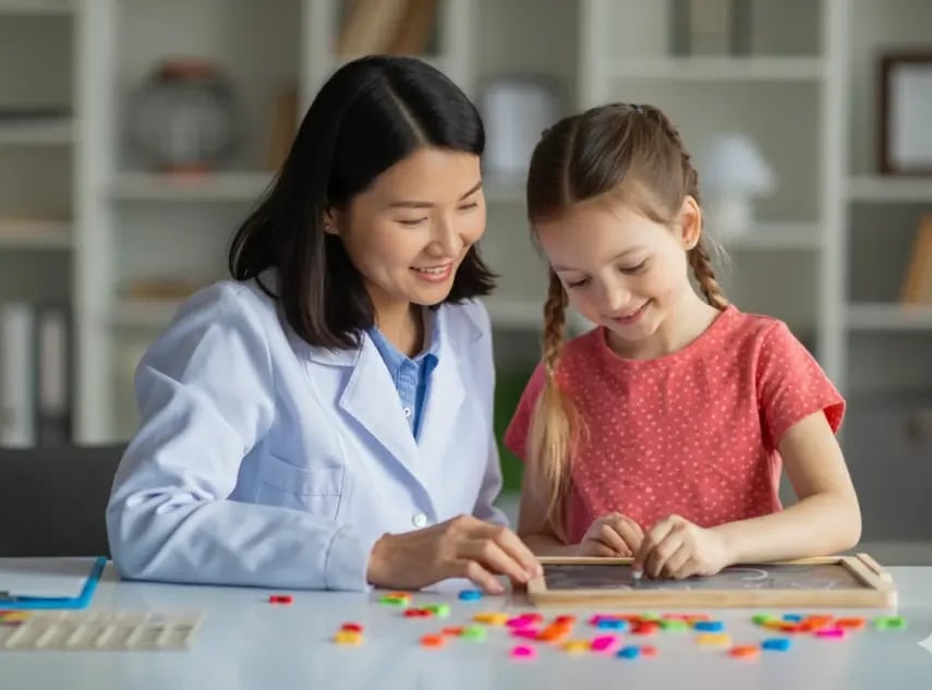 img-autism-doctor-with-child