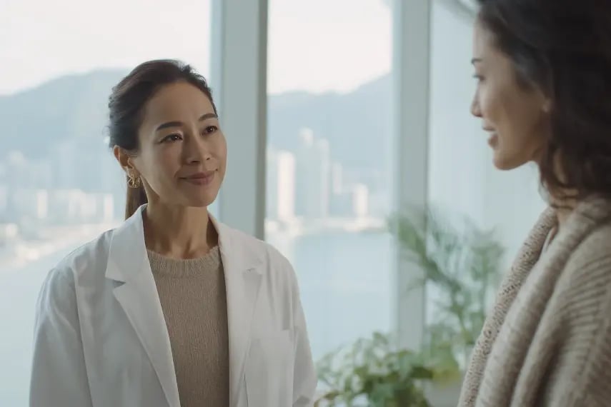 img-egg-freezing-doctor-with-patient